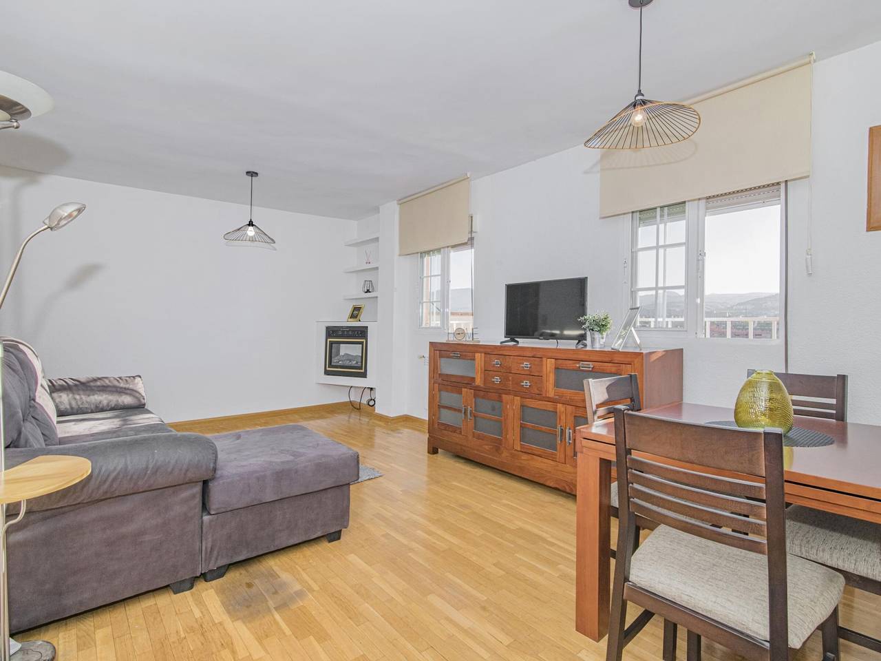 Entire apartment, Bright penthouse in Granada, 2 bedrooms, equipped kitchen, terrace in Chana (Granada), Granada