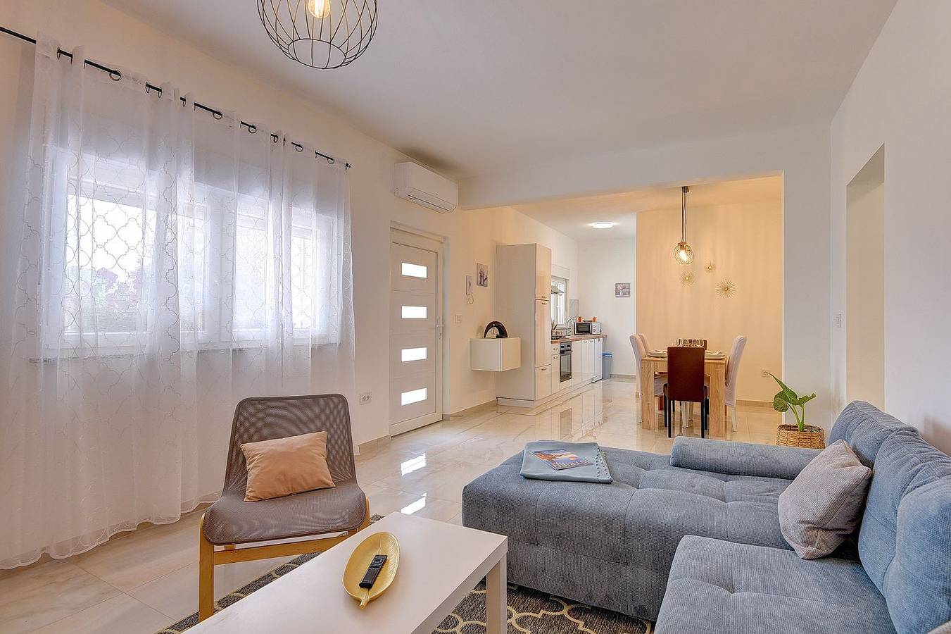 Ganze Wohnung, Besonderes Apartment mit großem Garten, Spielbereich, Babybett, Grill auf 6000m2 Grundstück in Valtura, Südküste Istrien
