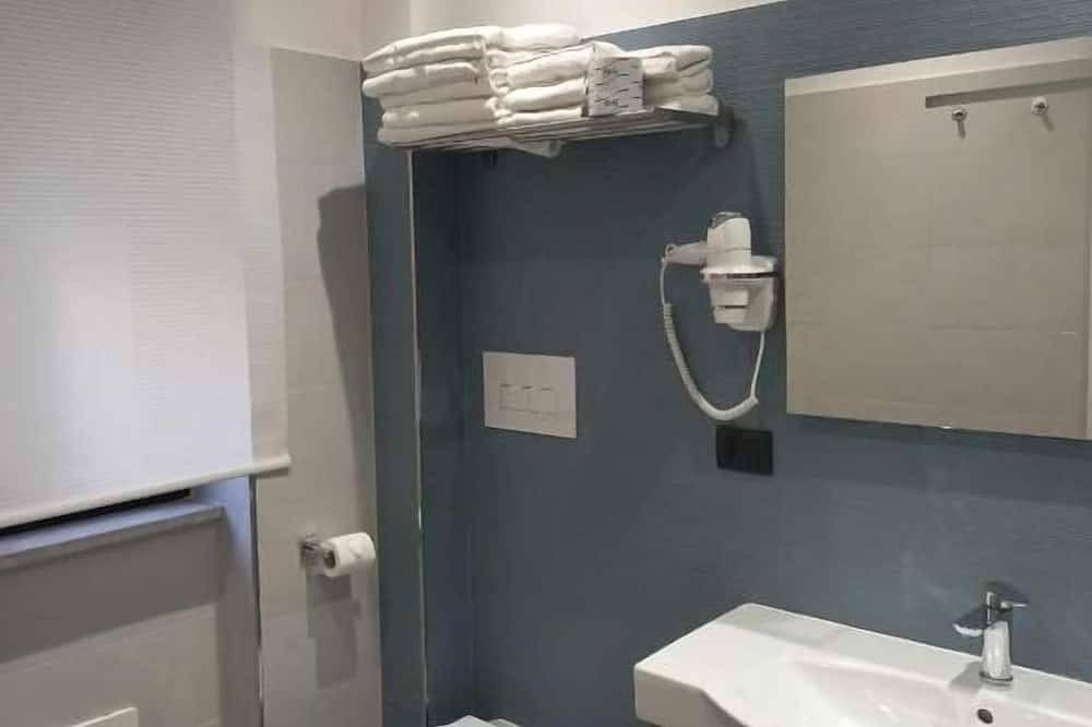 Vento di Mare Rooms, camera da 2 a 4 posti sul mare, in pieno centro in Marina di Camerota, Camerota