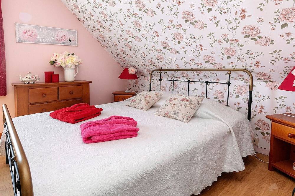 Chambre d’hôtes Rose Briéronne 3p - étage avec terrasse et jardin partagés, Wi-Fi in Saint-Lyphard, Région de Saint-Nazaire