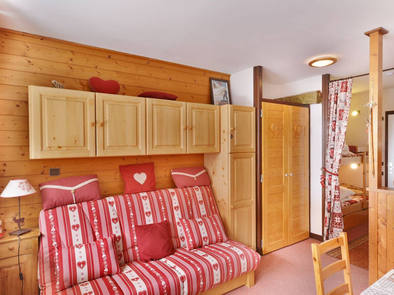 Entire studio, Studio for 4 near Morzine Center and Slopes with Garage, Balcony, and Ski Storage in Morzine, Les Portes du Soleil