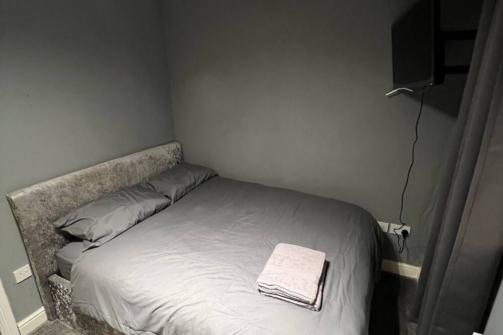 Peaceful 2 bed semi-detached house in Warrington, Cheshire