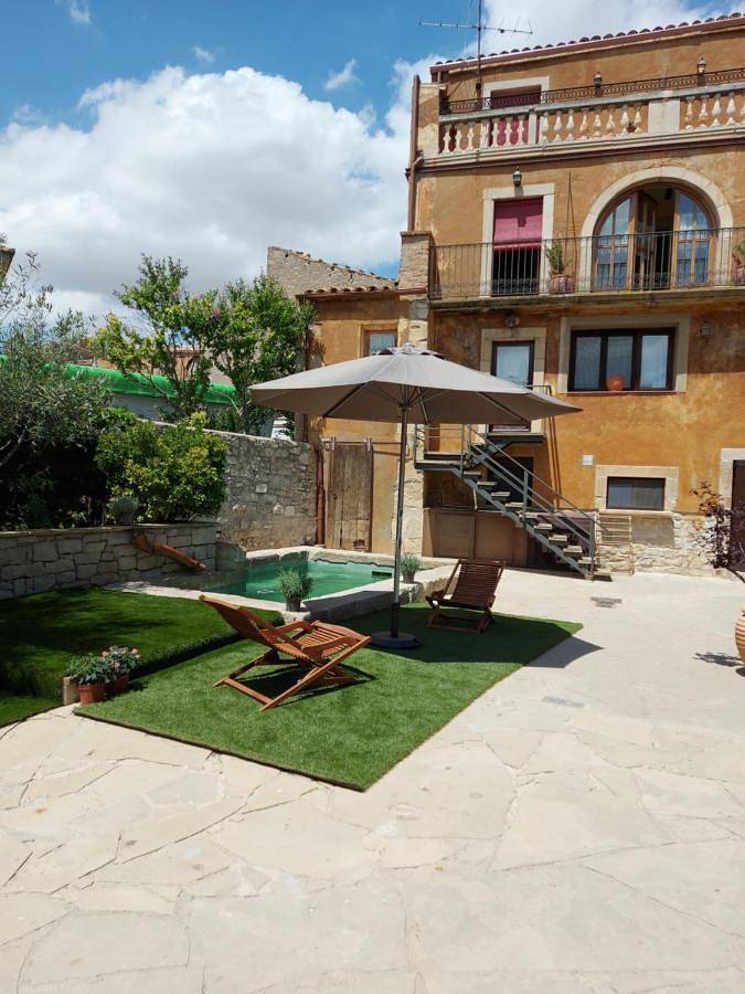 Casa rural con piscina para 20 personas, con terraza además de piscina y jardín en Urgel