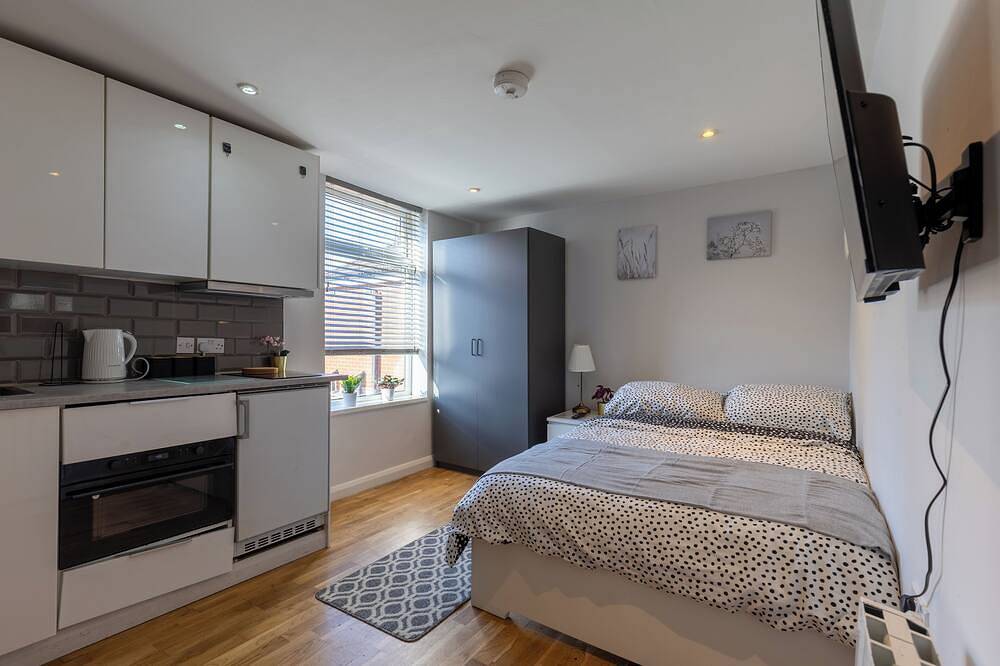 Modern Comfortable Studio with kitchenette for 1-2 people, close to station in Luton, Chiltern Hills
