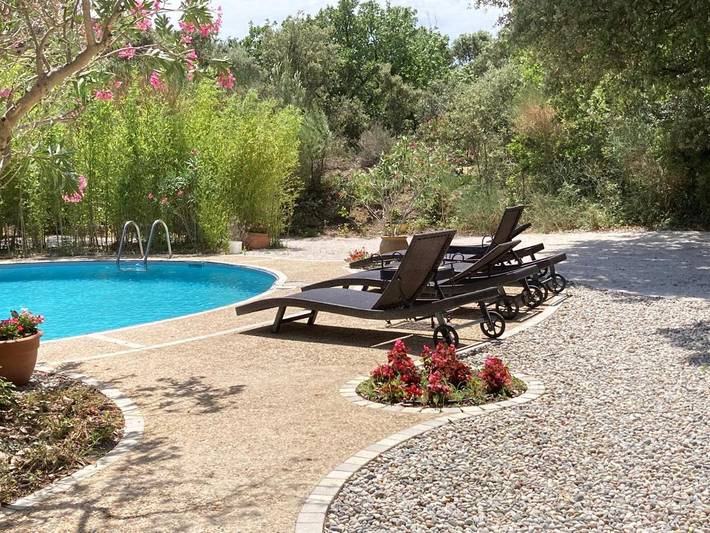 Location de vacances pour 4 personnes, avec jardin ainsi que piscine et vue à Sérignan-du-Comtat