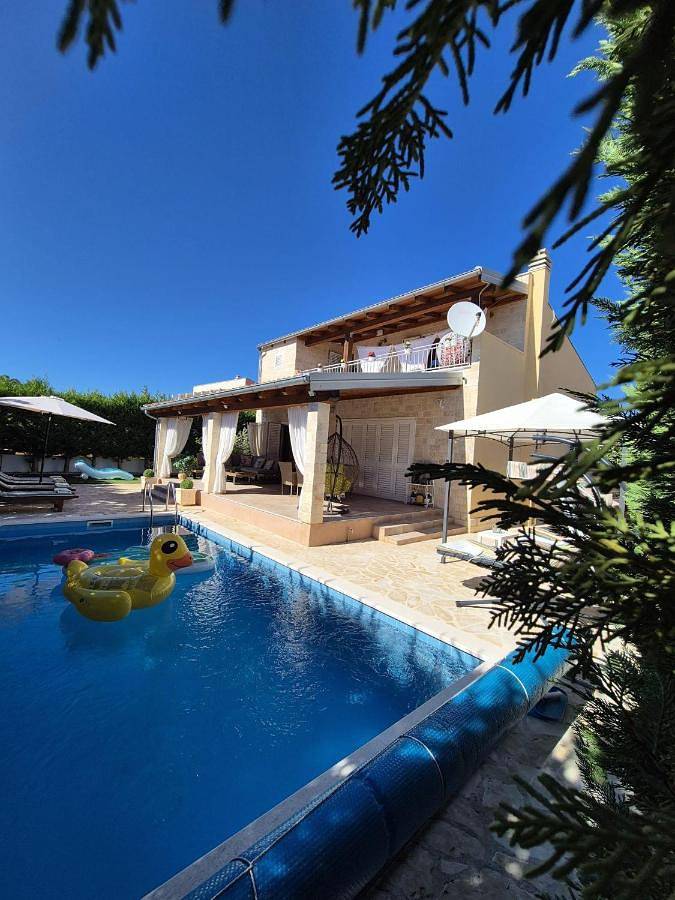 Villa pour 7 personnes, avec jacuzzi ainsi que jardin et piscine à Šibenik - 2
