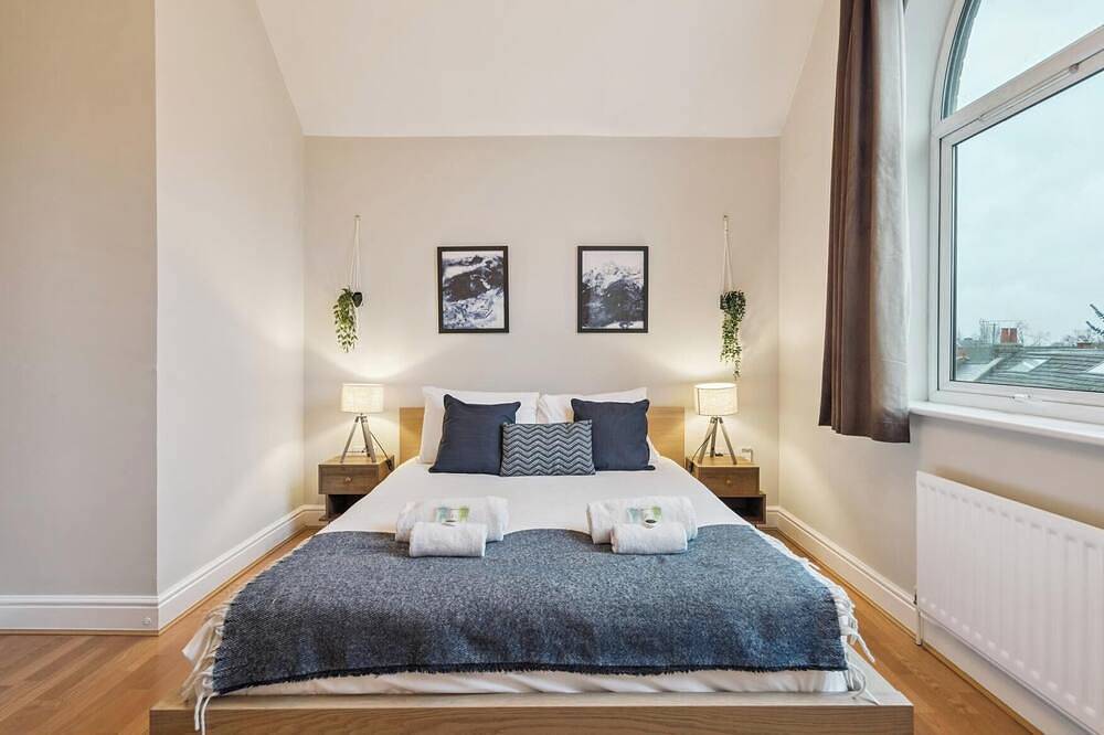 Apartamento entero, 2-Bed Flat • Balcony • Parking • Walk to Castle in Windsor, Berkshire