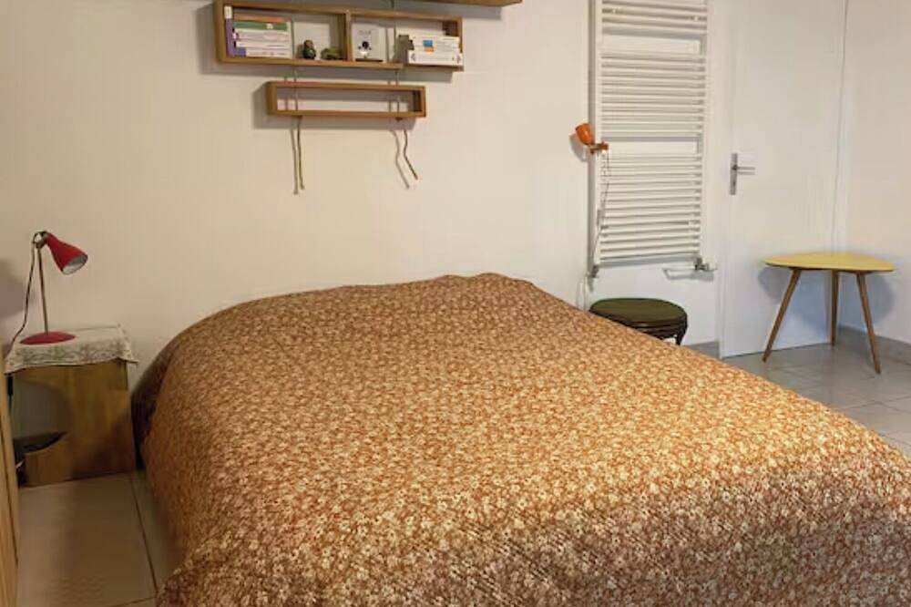 Entire apartment, Fully furnished studio with a private garden, close to shops and the Tgv station in Redon, Redon region