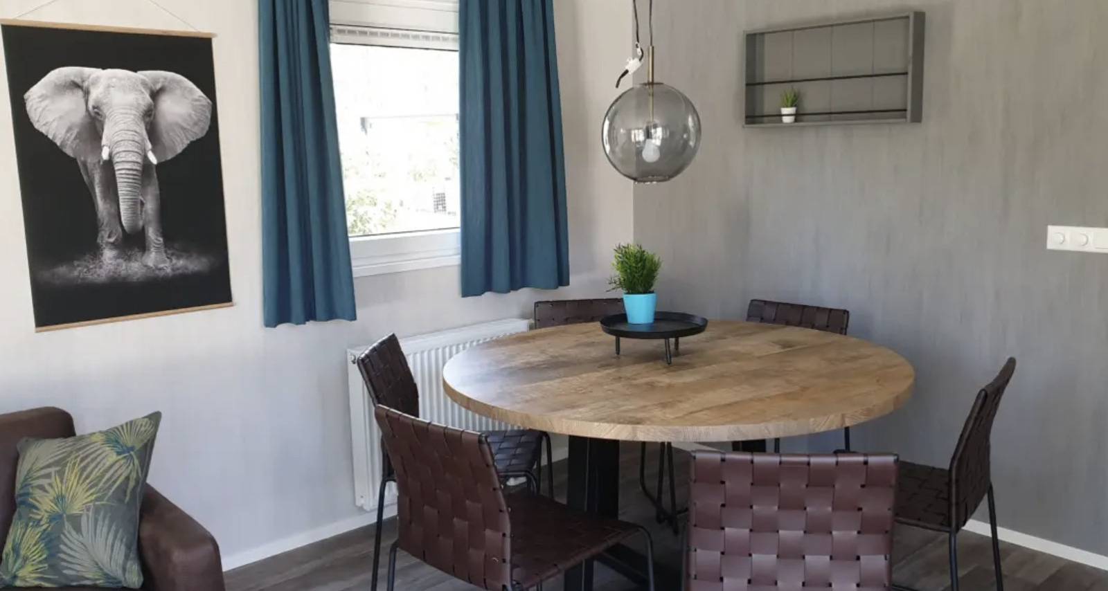 Ruim 6-persoons chalet met veranda en tuin op groen vakantiepark op de Veluwe in Beekbergen, Veluwe