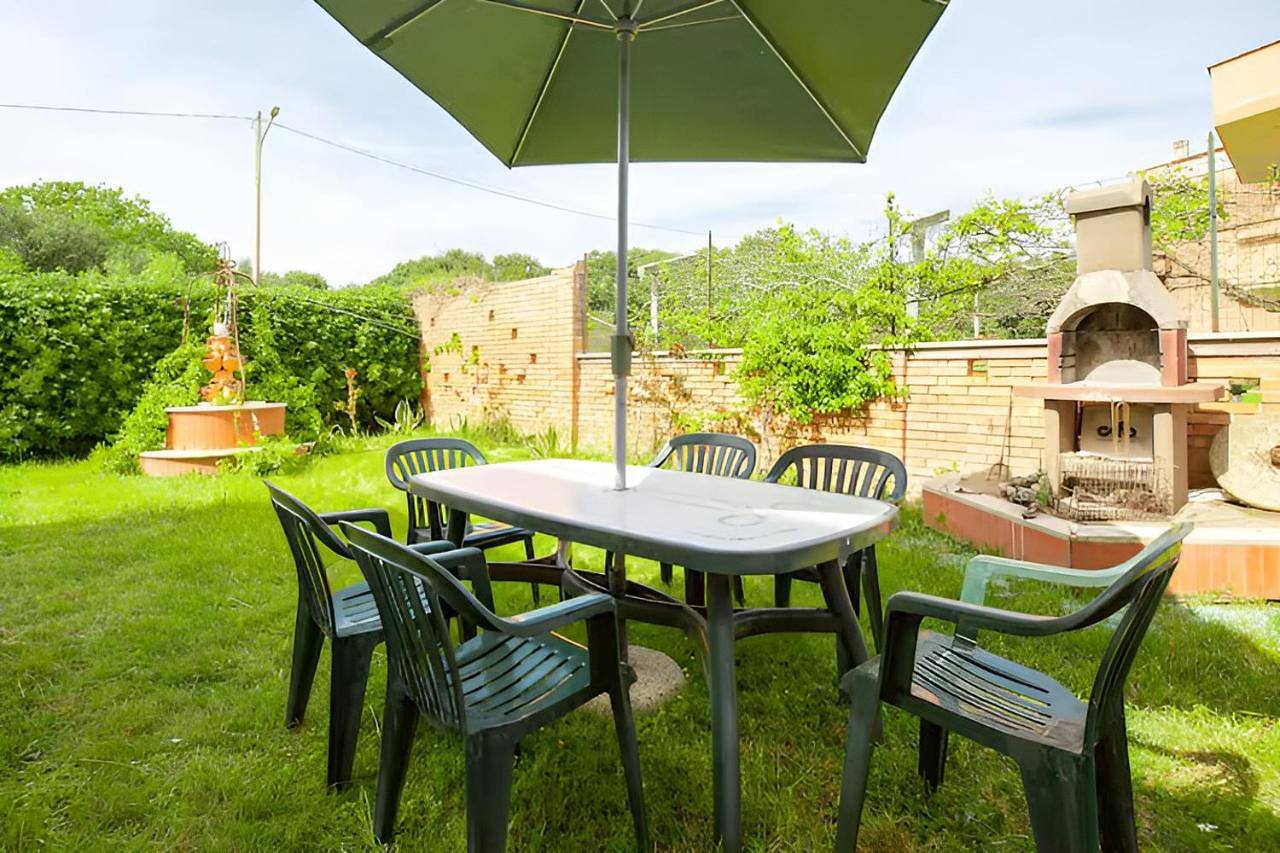 Villa Lilla Beachfront - Sea View with Parking and Private Garden in Anzio, Provincia di Roma