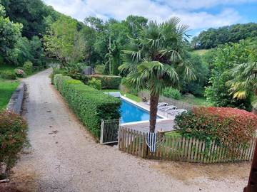 Gîte pour 6 personnes, avec piscine ainsi que jardin et vue à Espinas