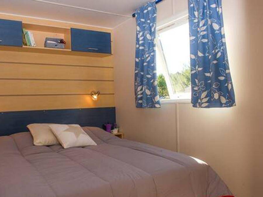 Camping Domaine de la Sainte Baume - Mobilhome 2 personnes - Comfort | 1 Ch. | 2 Pers. | Terrasse surélevée | Clim. | Tv in Nans-les-Pins, Région de Brignoles