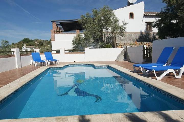 Chalet para 6 personas, con vistas además de piscina y jardín en Axarquía