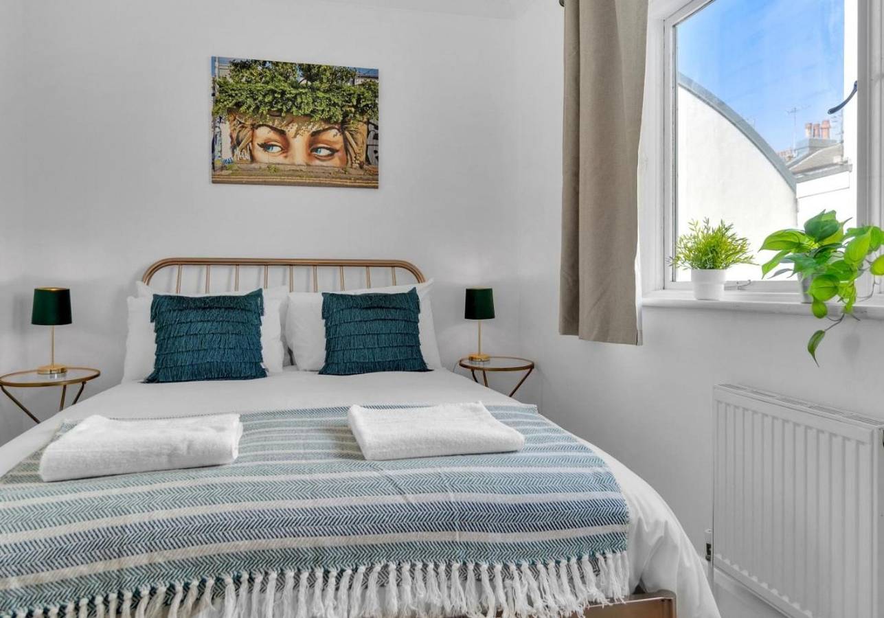 Golden Sunset House Free Parking | By My Getaways in Hove, Brighton