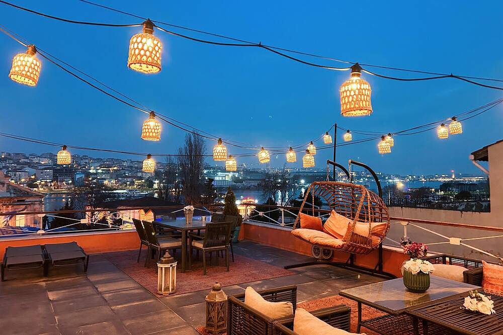 Istanbul Gem: 3-Bedroom Apartment with Panoramic Terrace and Iconic Sea Views in Fatih, Istanbul