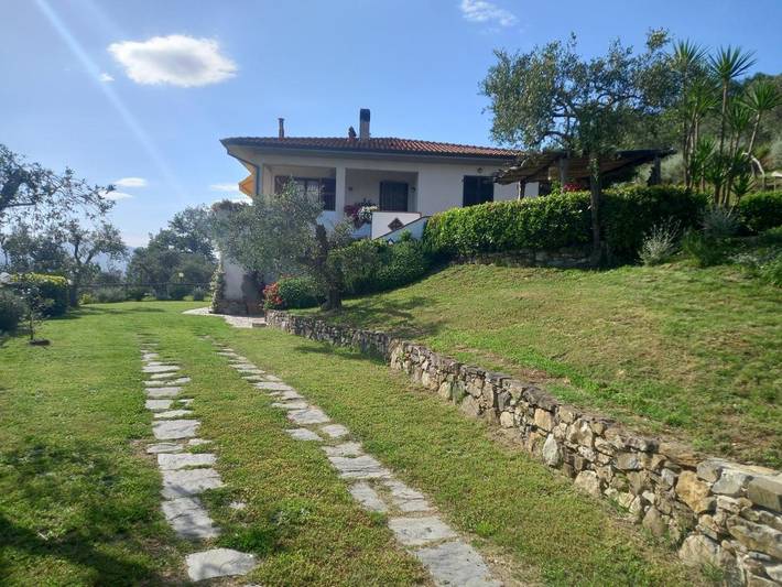 B&b per 4 persone, con giardino e piscina nonché panorama in Sarzana