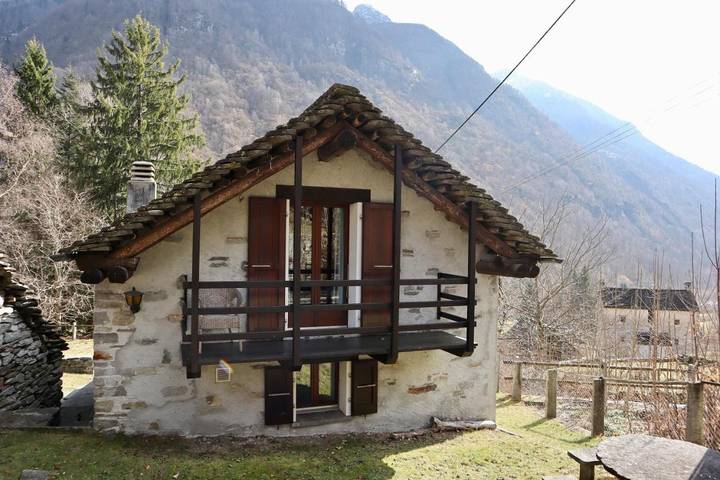 Ferienhaus für 5 Personen, mit Balkon und Terrasse sowie Ausblick in Gerra (Verzasca)