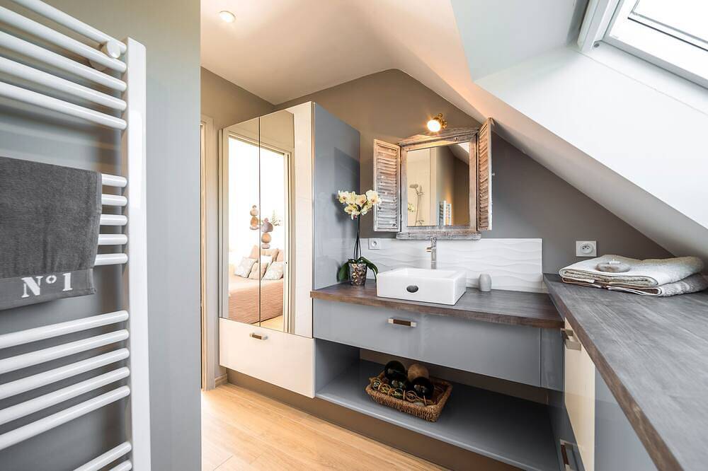 Entire apartment, Apartment “Near Vannes with Stunning Lake View”, Shared Pool & Wi-Fi in Theix-Noyalo, Côte des Mégalithes