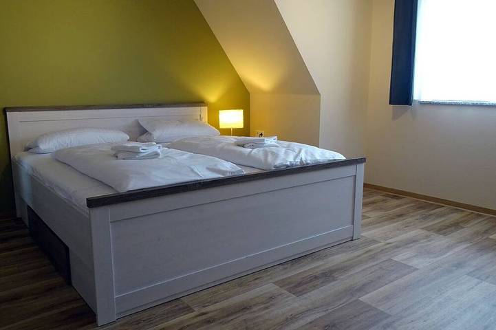 Ganze Wohnung, Idyllische Ferienwohnung Adlerhorst – Bauernhofurlaub & Kaminfeuer in Bahretal, Osterzgebirge