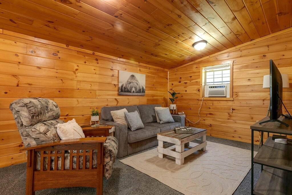 Pine Ridge Cabin: an all-seasons Wellsboro getaway in Tioga County