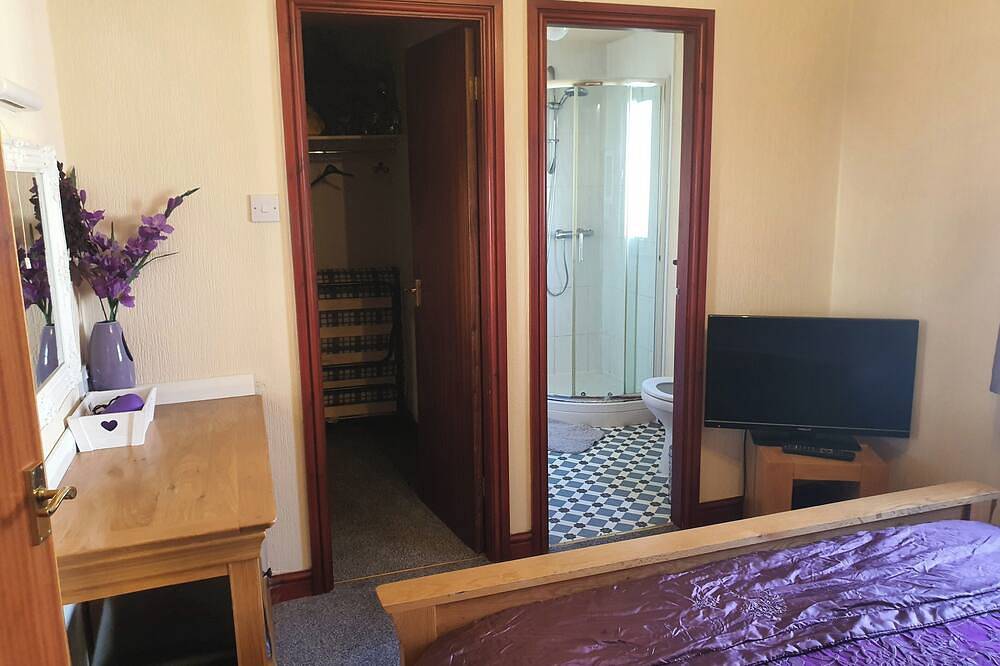 Wooden Lodge, Sleeps 9 with Veranda & Decking in Thornton-Cleveleys, Lancashire