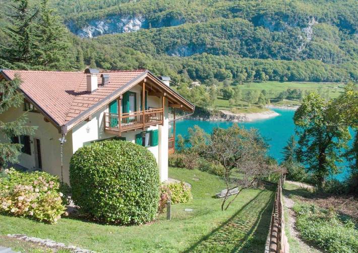 Ferienhaus für 5 Personen, mit Balkon und Terrasse sowie Garten und Seeblick in Tenno