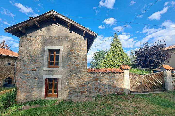 Gîte pour 6 personnes, avec terrasse et jardin dans Champétières