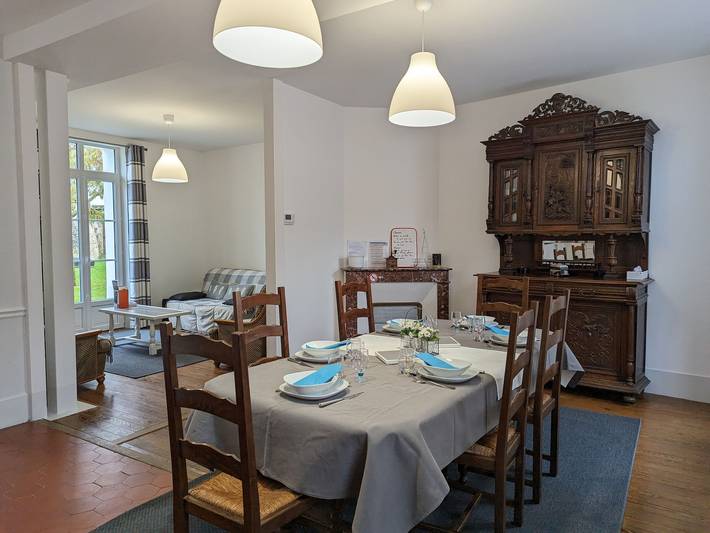 Casa familiar renovada con patio, 3 dormitorios y cocina moderna cerca de Fontainebleau in La Neuville-sur-Essonne, Región de Pithiviers