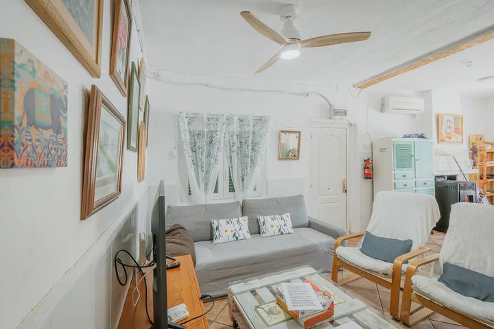 Casa Vacacional 'Pisito Del Pueblo' con Wi-Fi y Aire Acondicionado in Navaluenga, Valle del Alberche