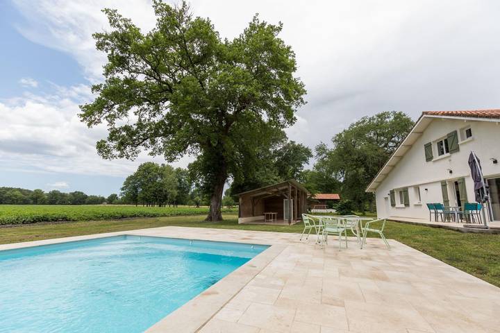 Gîte pour 14 personnes, avec piscine ainsi que jardin et terrasse à Herm - 2