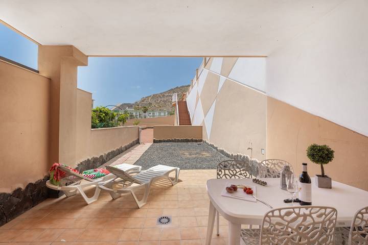 Ganze Wohnung, Ferienwohnung 'Brisas de Chasna' mit Meerblick, Gemeinschaftspool und WLAN in Adeje, Teneriffa Süd