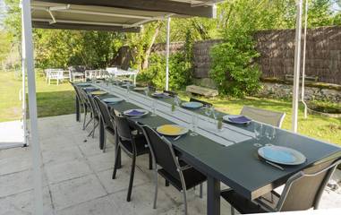 Gîte pour 14 personnes, avec piscine ainsi que terrasse et jardin à Montbazon