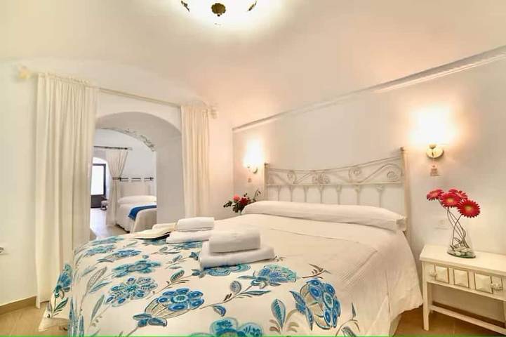 Los Mosaicos Cave. Sleep in a Luxury Cave House with a Sunny Terrace—Guadix in Guadix, Géoparc de Grenade