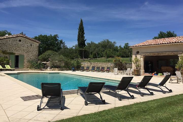 Location de vacances pour 16 personnes, avec Terrasse et Jardin à Monteils (Gard)
