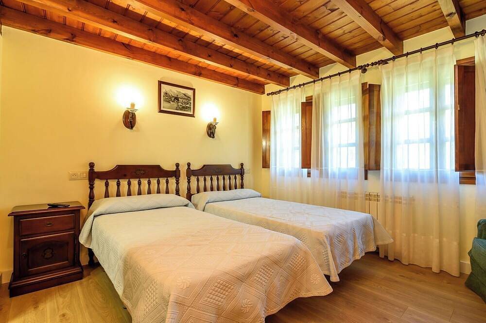 Ideal Para Descansar O Hacer Turismo Con La Familia Y Amigos. in Alles, Peñamellera Alta