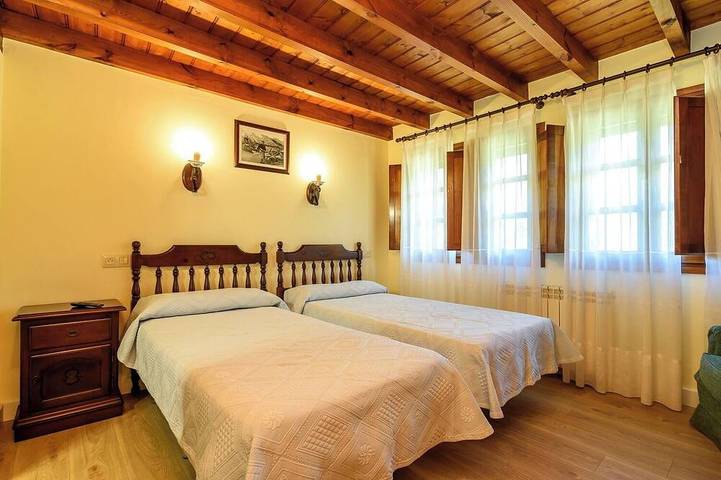 Ideal Para Descansar O Hacer Turismo Con La Familia Y Amigos. in Alles, Peñamellera Alta
