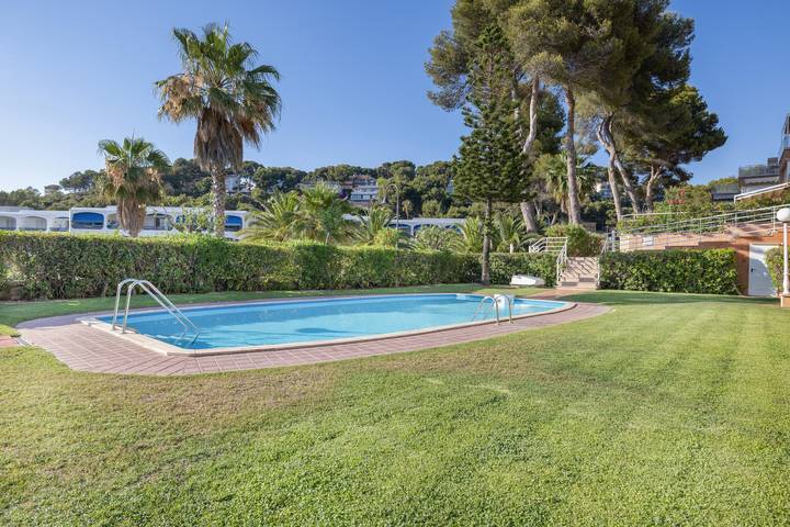Tu oasis exclusivo en primera línea del mar: Dúplex de 180m²:  4 habitaciones (8pax), 3.5 baños in Platja de la Mora (Tarragona), Tarragona
