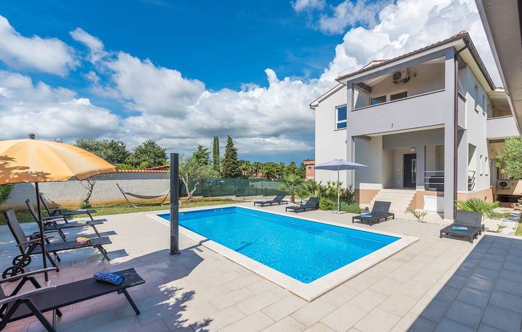 Ferienwohnung für 4 Personen, mit Balkon/Terrasse und Pool in Porec und Umgebung - 2
