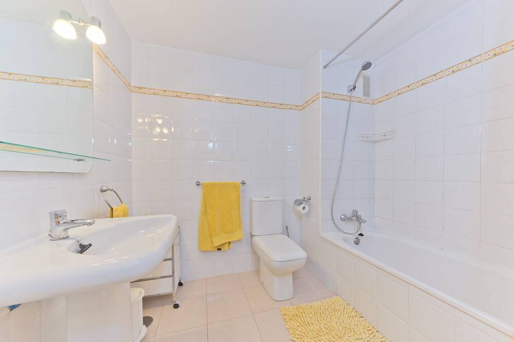 Geheel appartement, Schitterend appartement op de begane grond in tropische tuinen van Secure Complex - gratis Wifi in Hacienda Las Chapas, Marbella