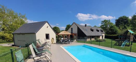Gîte pour 15 personnes, avec jardin et piscine à Isigny-le-Buat