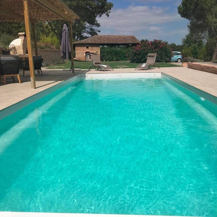 Gîte pour 4 personnes, avec Balcon et Terrasse ainsi que Jardin et Piscine à Clermont-Savès