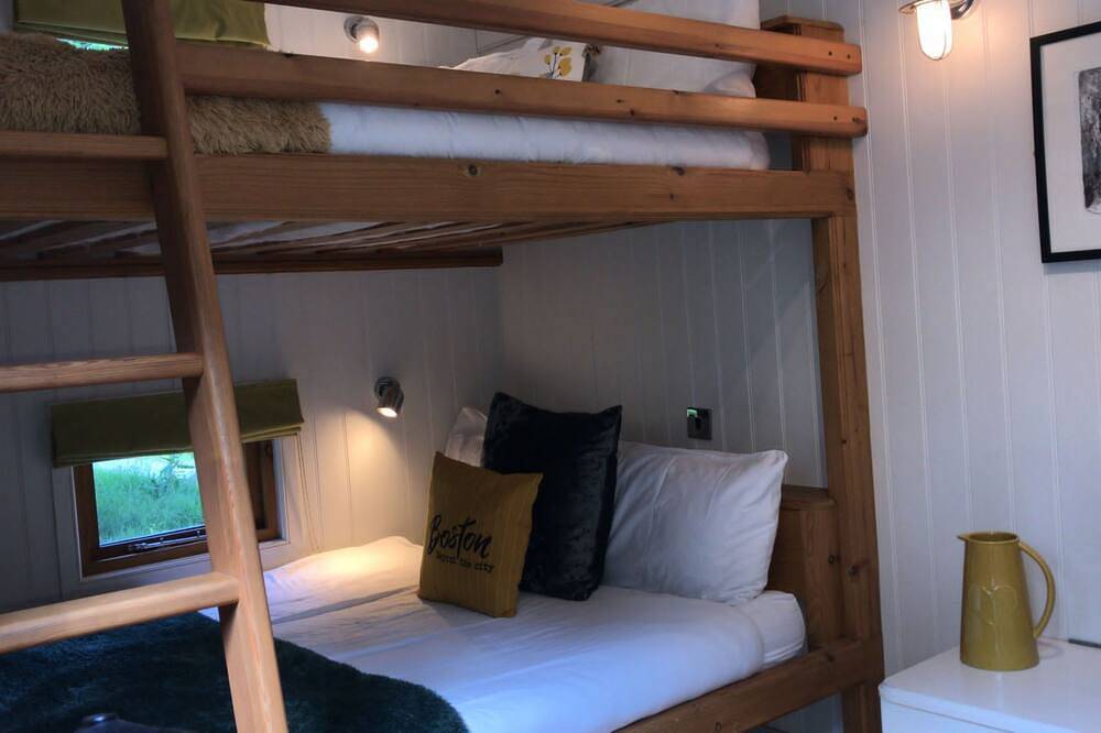 Cosy En-suite Shepherd Huts in beautiful wooded area. in Lancashire