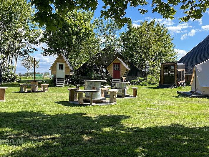Glamping voor 23 personen, with Balkon/Terras and Terras as well as Tuin aan de Waddenzee