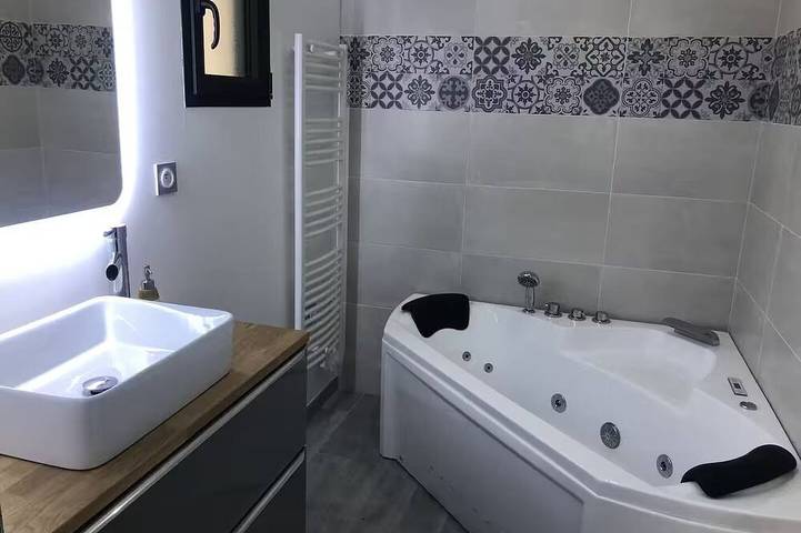 Location de vacances pour 10 personnes, avec jacuzzi et jardin à Upie - 4
