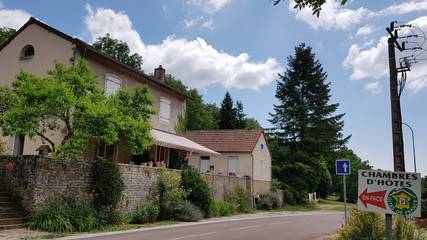 Gîte pour 5 personnes, avec jardin ainsi que jacuzzi et terrasse à Saint-Sernin-du-Plain
