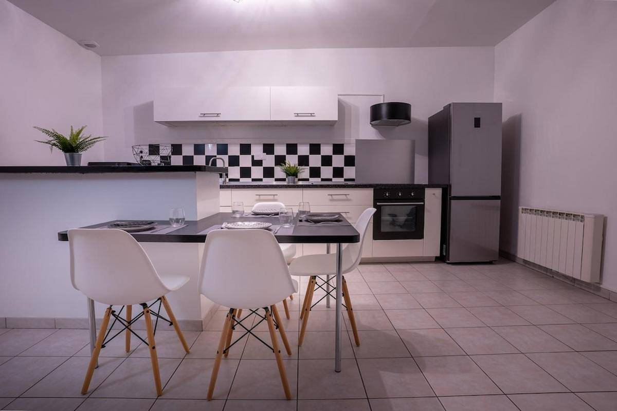 Appartement entier, Two-Bedroom Apartment in L'Arbresle, Lyon et ses environs
