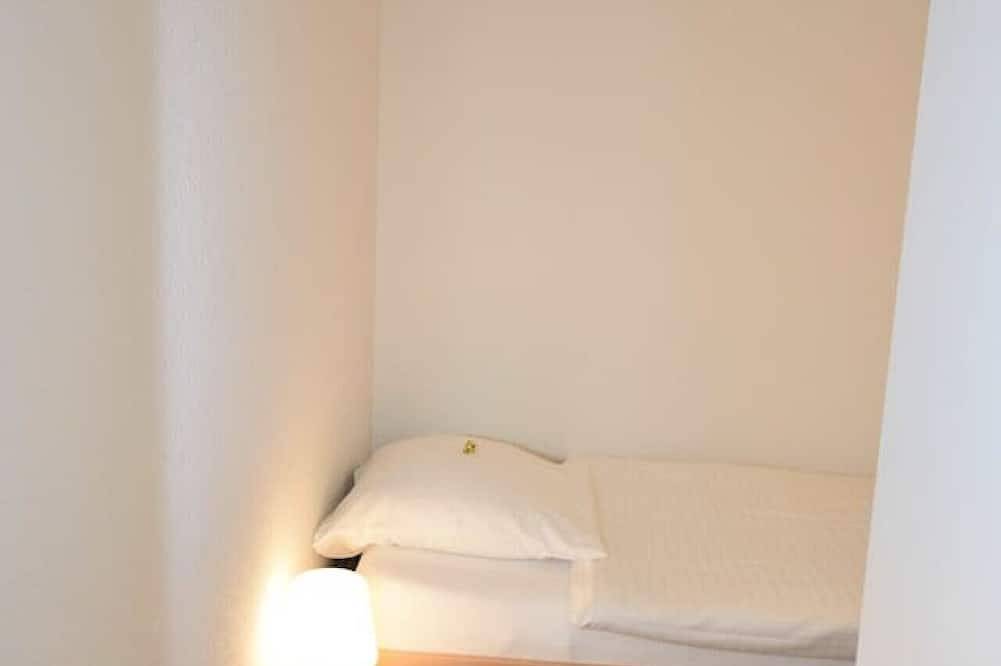 Entire apartment, Cozy studio near main station (Color 2) in Zurich, Zurich district