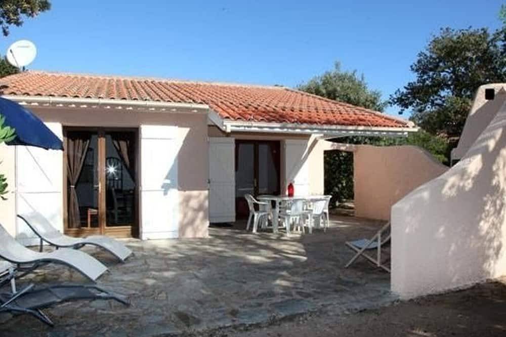 Cozy 3Br Villa, 200m from Santa-Giulia Beach, Sleeps 8, Ac, Bbq, Parking Included in Santa Giulia, Porto Vecchio