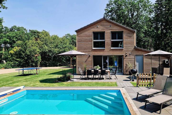 Ferienhaus für 8 Personen, mit Balkon und Pool sowie Garten in Hannover und Umgebung