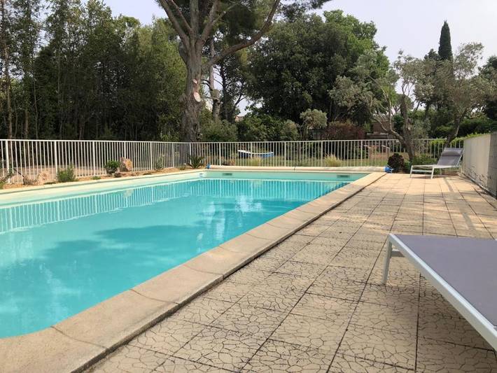 Location de vacances pour 6 personnes, avec jardin ainsi que vue et piscine à Cornillon-Confoux - 4